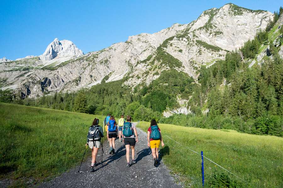Wanderer am Weg in den Talschluss