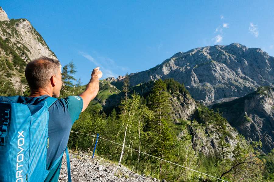 Bergführer Thomas zeigt uns das Sonnjoch