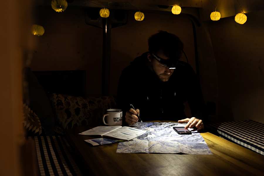Tourenplanung im dunkeln mit Stirnlampe
