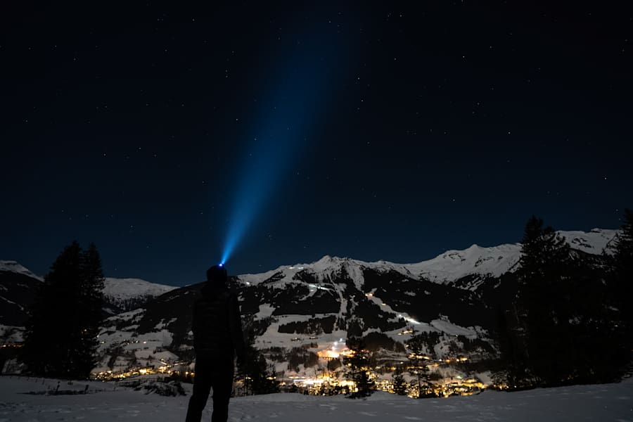 Mann mit Stirnlampe in der Nacht