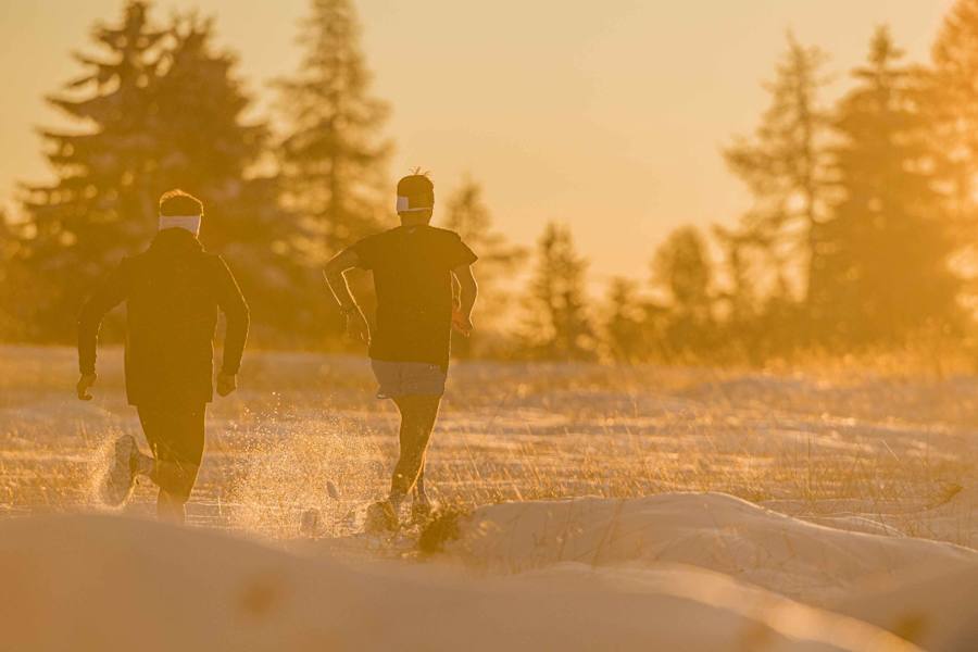 Im letzten Abendlicht laufen Tom Wagner und Jakob Herrmann am Passo Tonale