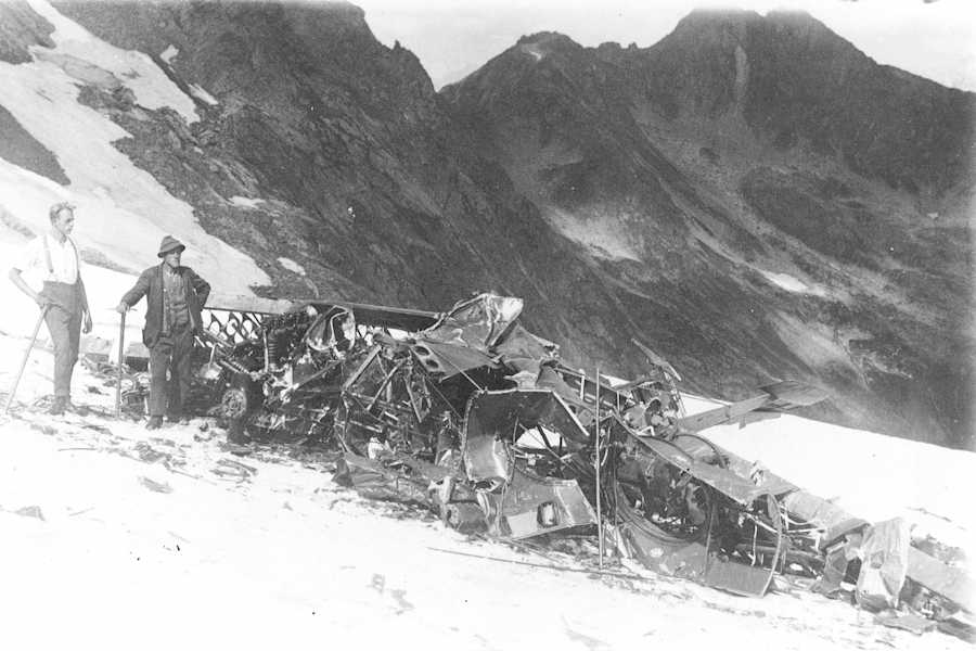 1940: Wrack eines Bomberflugzeugs nach Absturz im Gebirge