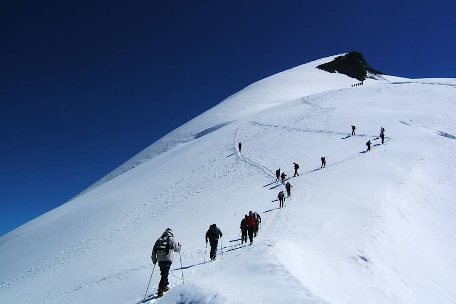 Allalinhorn in den Walliser Alpen: Bergsteiger an der Westflanke vom Feejoch