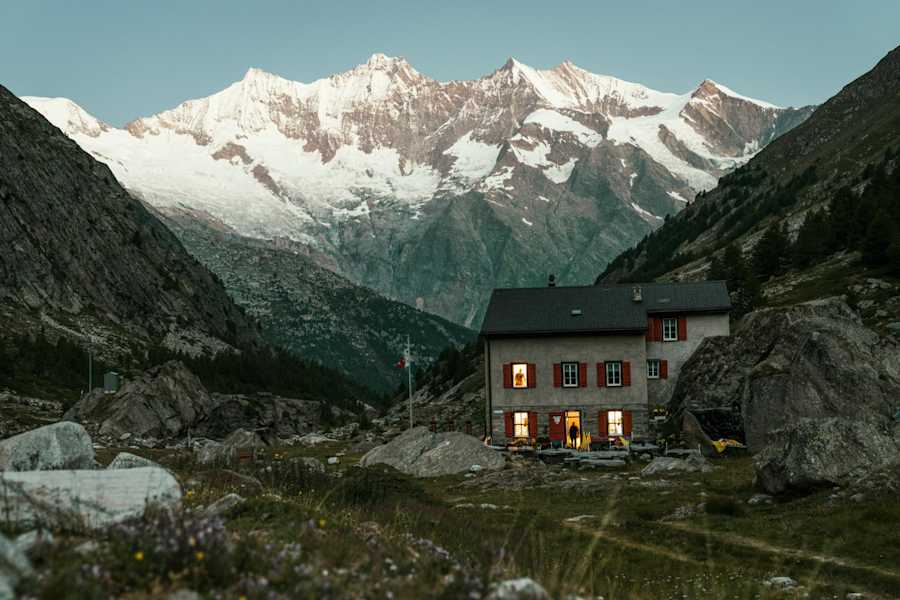 Auf der Almagelleralp kann man auch übernachten.