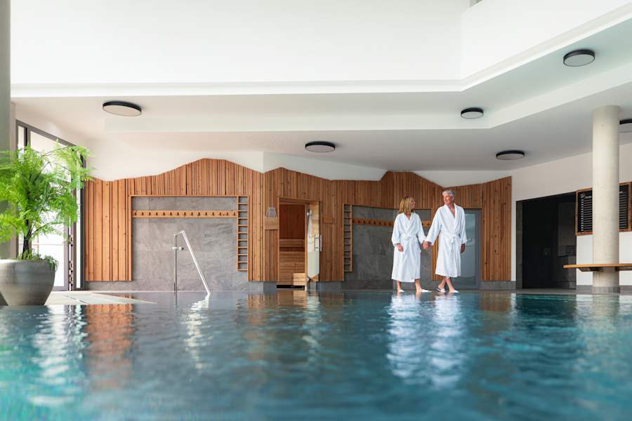 Den Tag entspannt ausklingen lassen - beispielsweise im Alpenbad Leutasch.