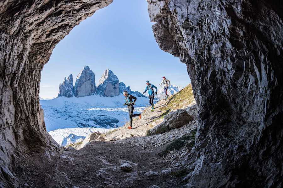 Berühmtes Fotomotiv: Die magischen Drei Zinnen von Südtirol im Hintergrund, davor Laura Dahlmeier und Jakob Herrmann im Laufschritt