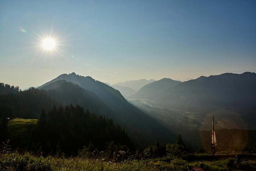 Die Ammergauer Alpen im Abendlicht.