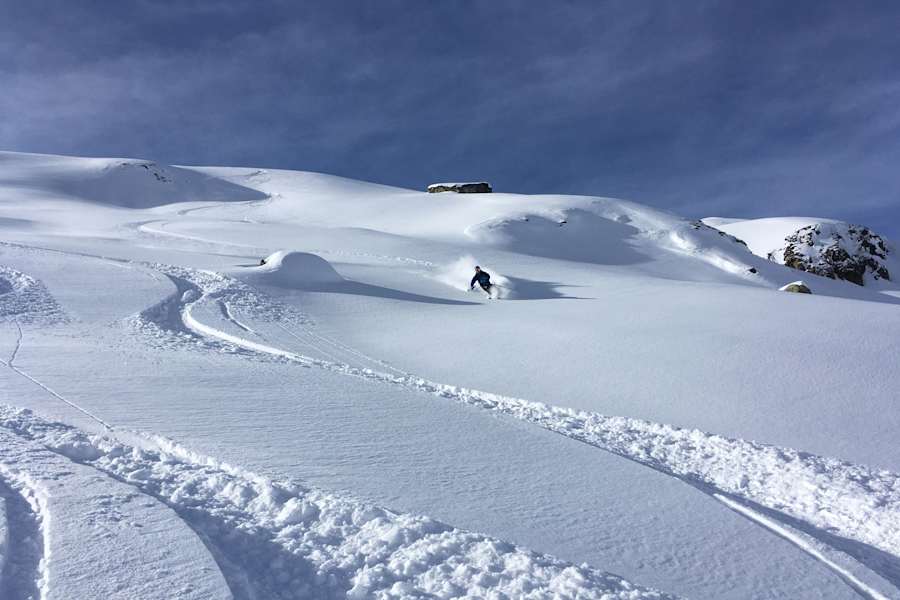 Geländeabfahrt am Arlberg