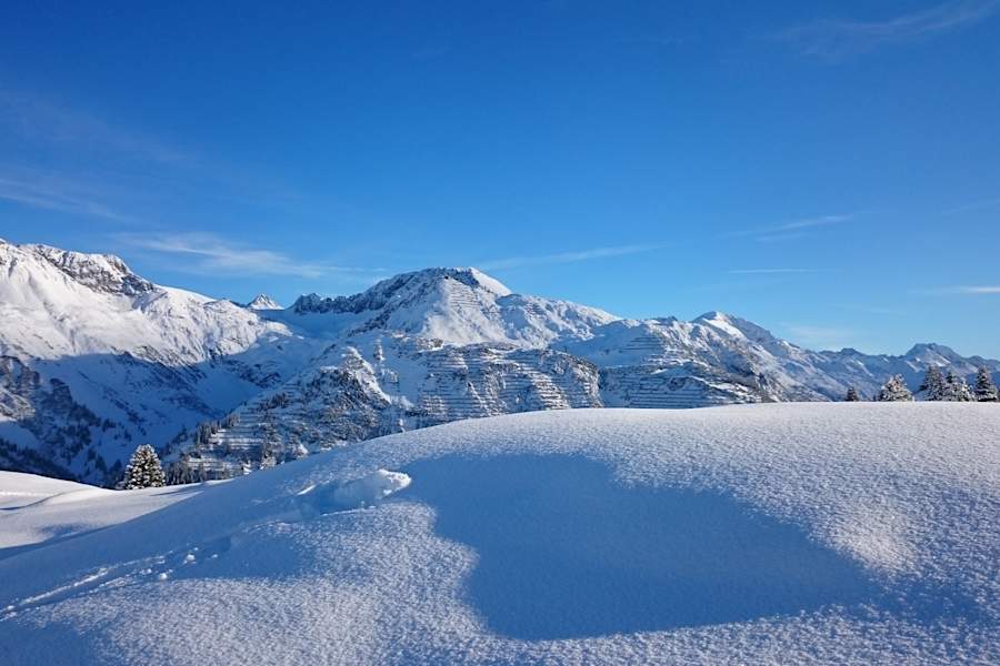 Schneebedeckte Berge am Arlberg
