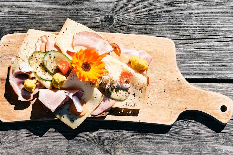 Endlich gibt's auf den Hütten wieder eine köstliche Almjause.