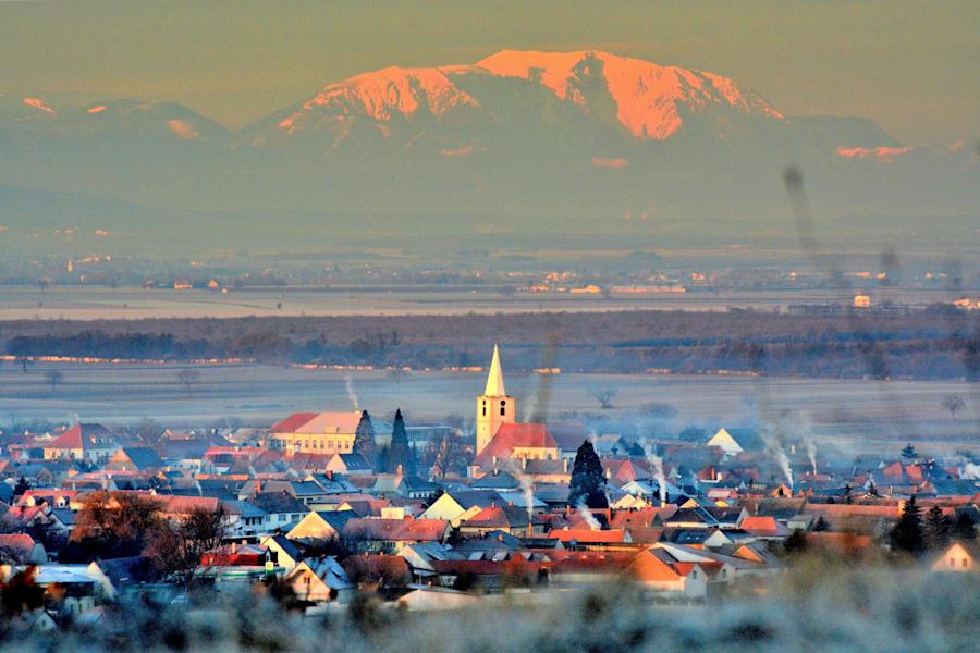 Blick über St. Margarethen bei Rust am Neusiedlersee zum Schneeberg