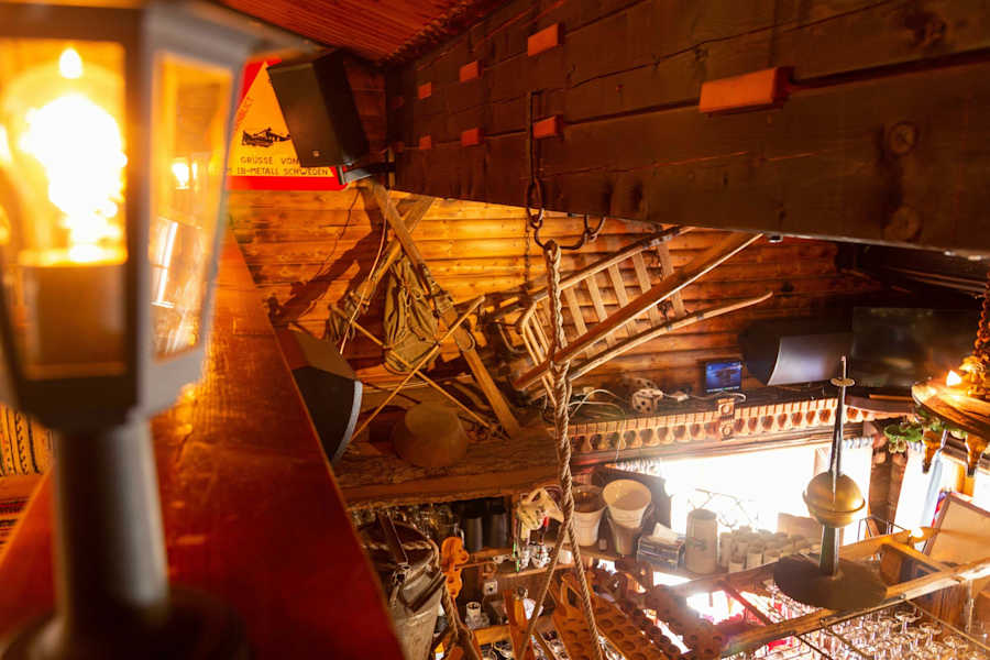 Gegenstände aus früheren Zeiten und die Schnitzereien des Großvaters zieren das Innere von Onkel Willy's Hütte.