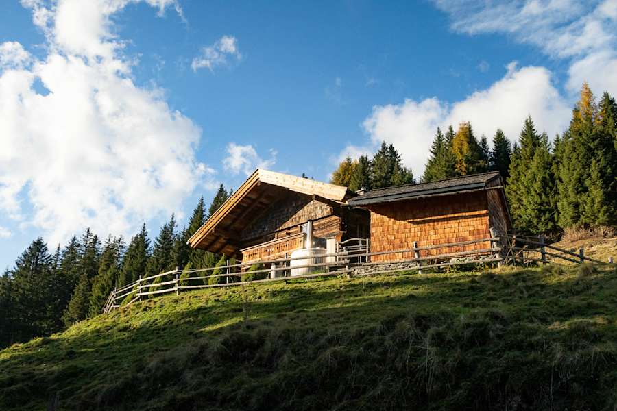 Abendsonne bei einer Berghütte