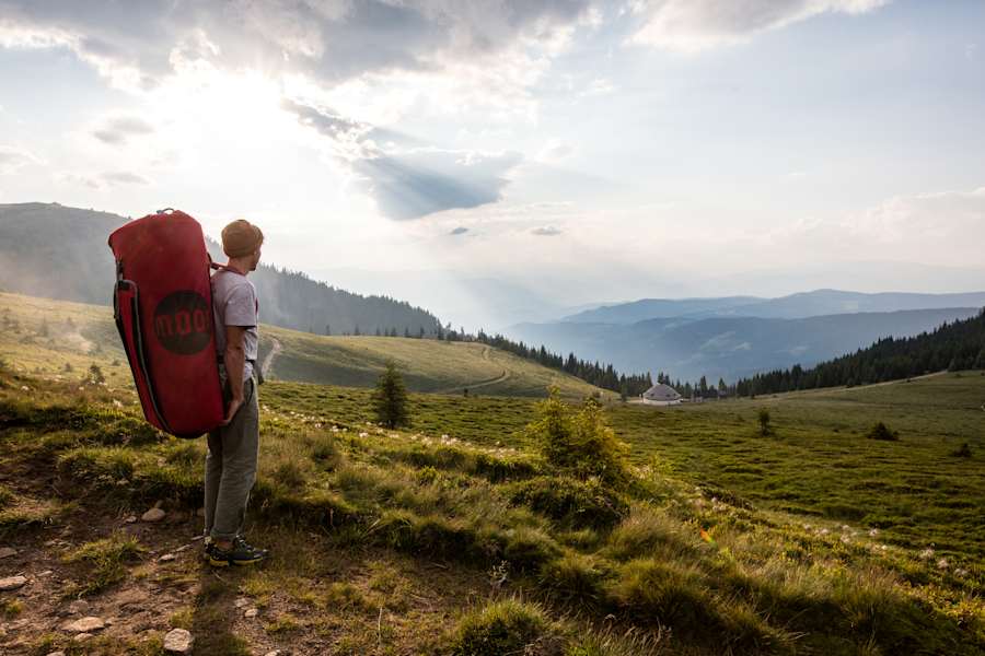 Immer wieder eröffnet sich ein weiter Ausblick auf die Landschaft, wenn man mit dem Crashapd auf dem Rücken auf der Koralpe nach Blöcken sucht