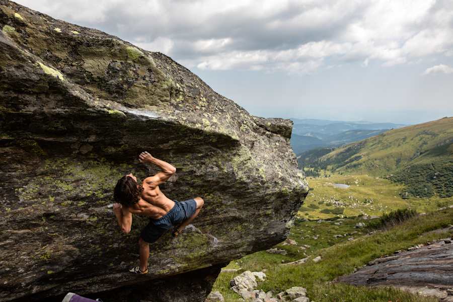 Der Fotograf einmal vor der Kamera: Bernhard Fiedler verbiegt den Fels