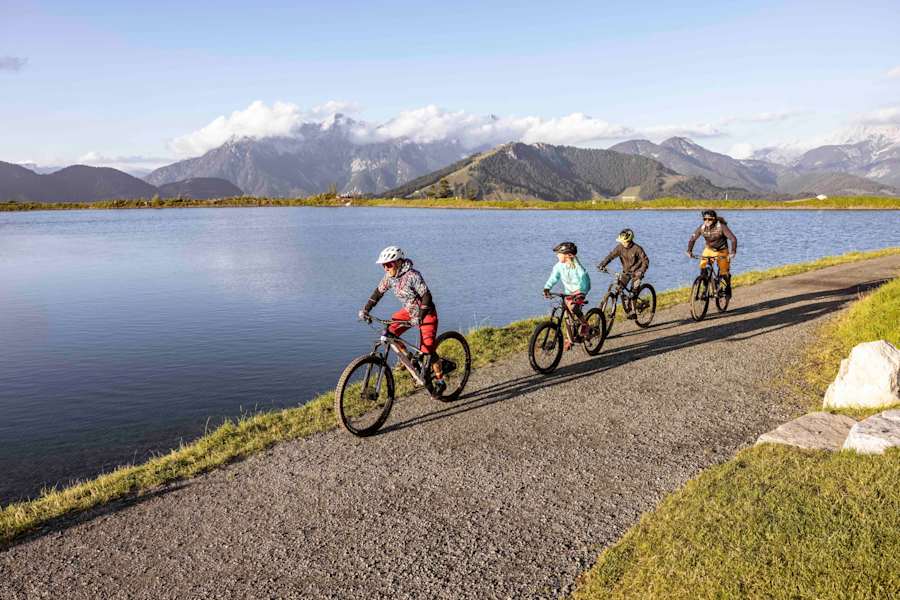 Gemütlich entlang des Speichersees in der Bike Arena Fieberbrunn.