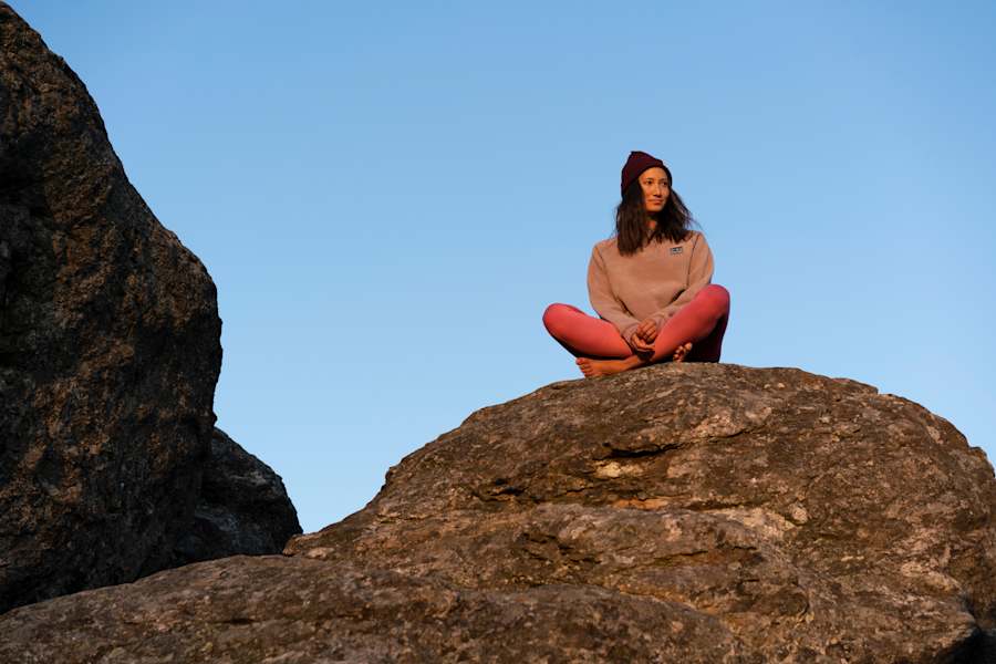 Sweatshirt „Westmate Polartec“ (Burton), Mütze „Light-weight Beanie“ (Bleed) und Leggings „Tie-Dye Pants“ (Mandala)