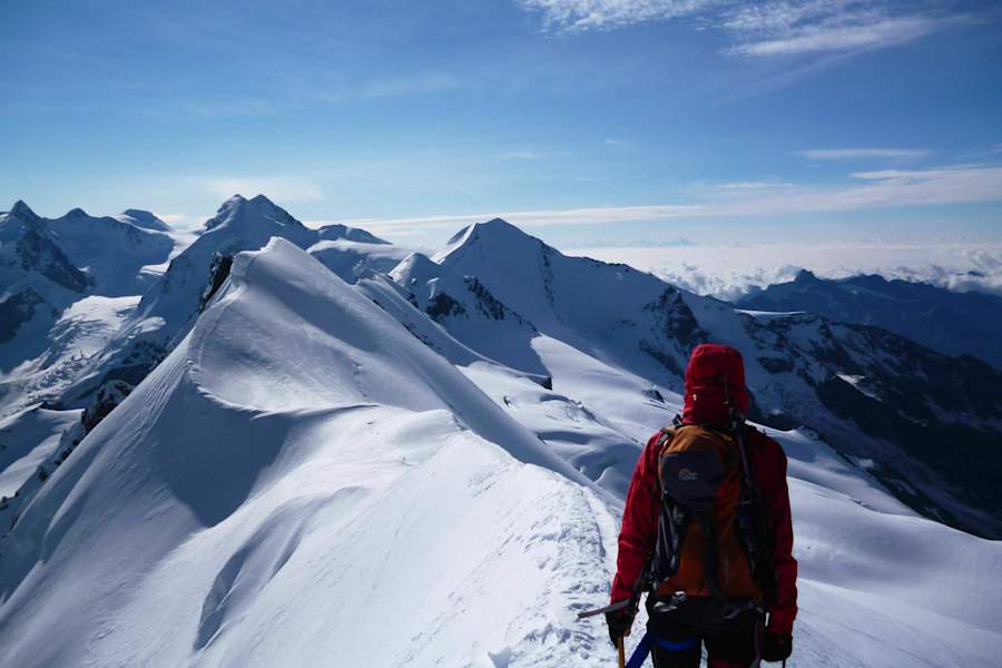 Breithorn: Bergsteiger am Grat vom Haupt- zum Mittelgipfel