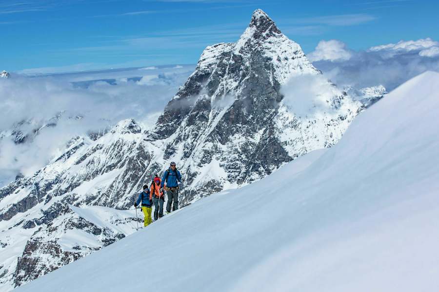 Schweiz: Skitourengeher beim Aufstieg zum Breithorn-Gipfel