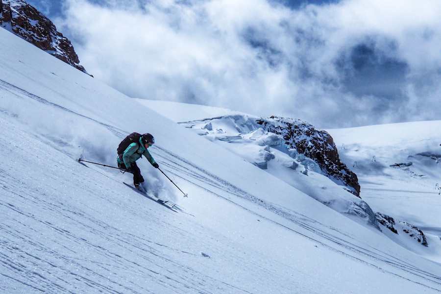 Schweiz: Abfahrt vom Breithorn in den Walliser Alpen