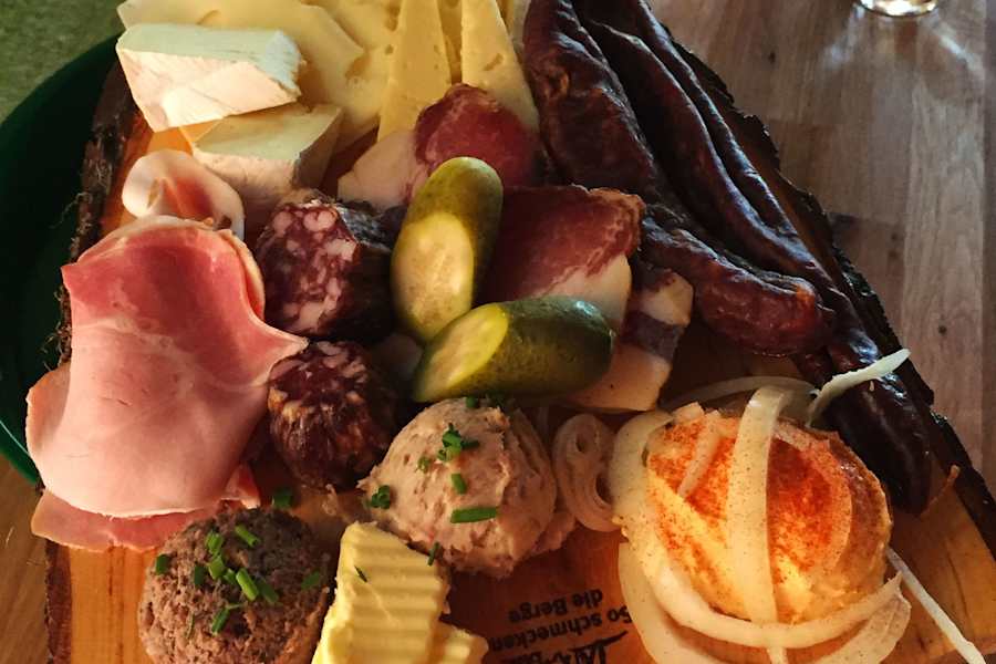 Brettljause XXL: Brotzeit auf der Neuen Bonner Hütte in den Gurktaler Alpen in Kärnten