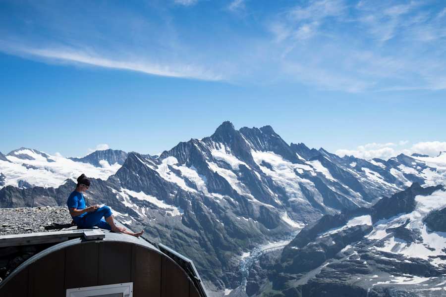 Chris genießt die Nachmittagsonne am Dach der Biwakschachtel nächst der Mittellegihütte