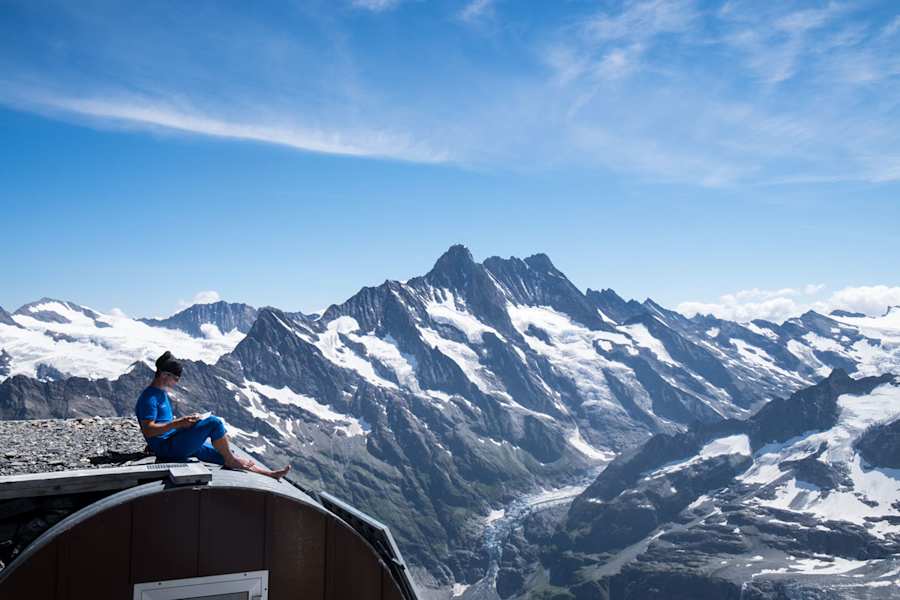 Chris genießt die Nachmittagsonne am Dach der Biwakschachtel