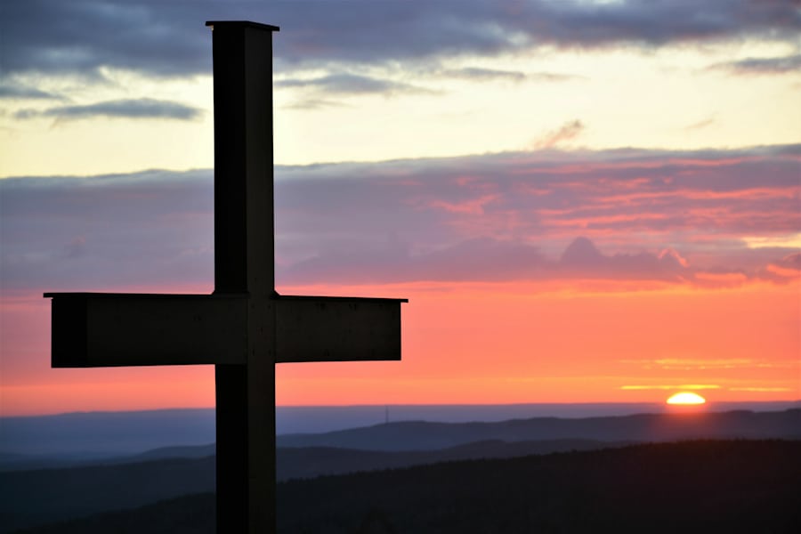 Sonnenaufgang beim Gipfelkreuz auf dem Heuberg