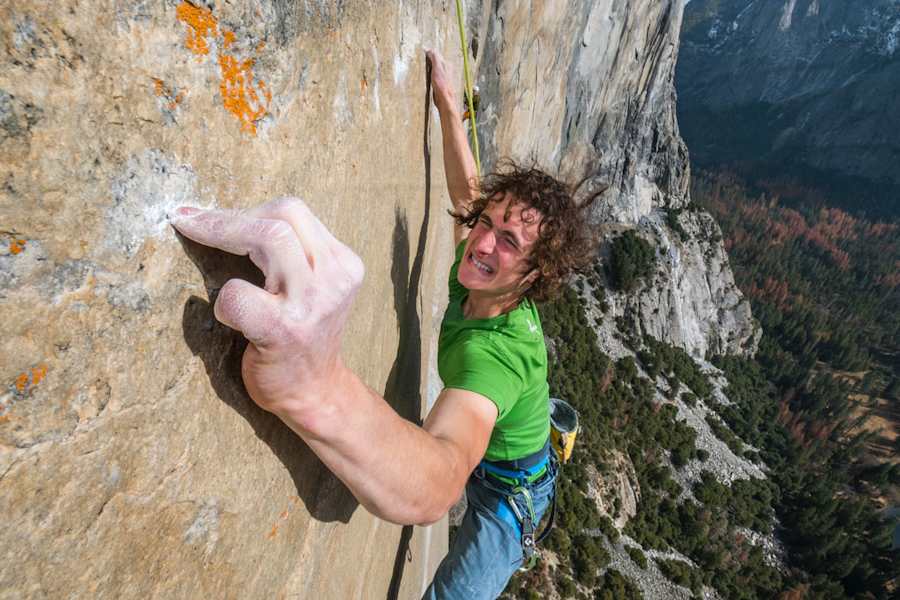 Adam kämpft sich durch die Dawn Wall (9a) im Yosemite Valley, Kalifornien