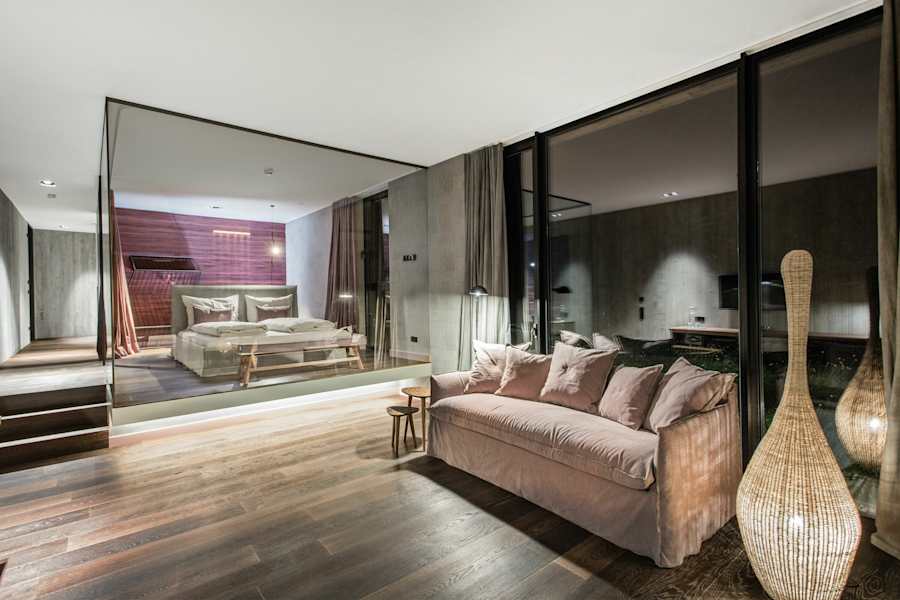 Senses Violett Suites - natürliche Materialen wie Stein, Holz und Glas sorgen für Behaglichkeit