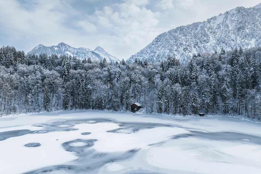 Kalt und klar ist die Luft beim zugefrorenen Freibergsee.