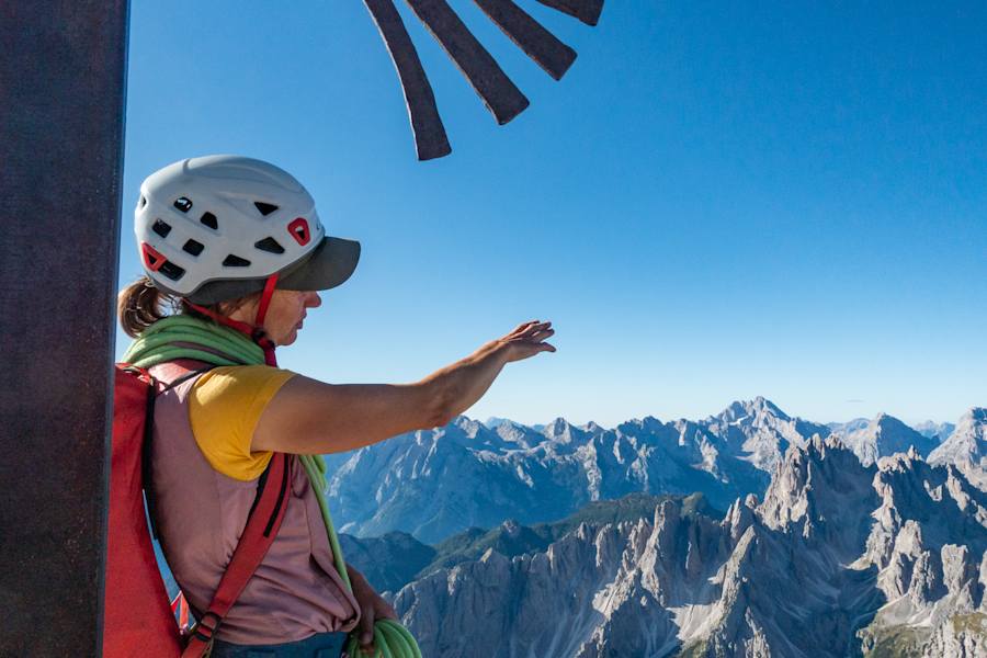 Bergsteigerin am Gipfel der Großen Zinne