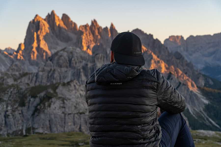 Dolomitenglühen mit Mann im Vordergrund