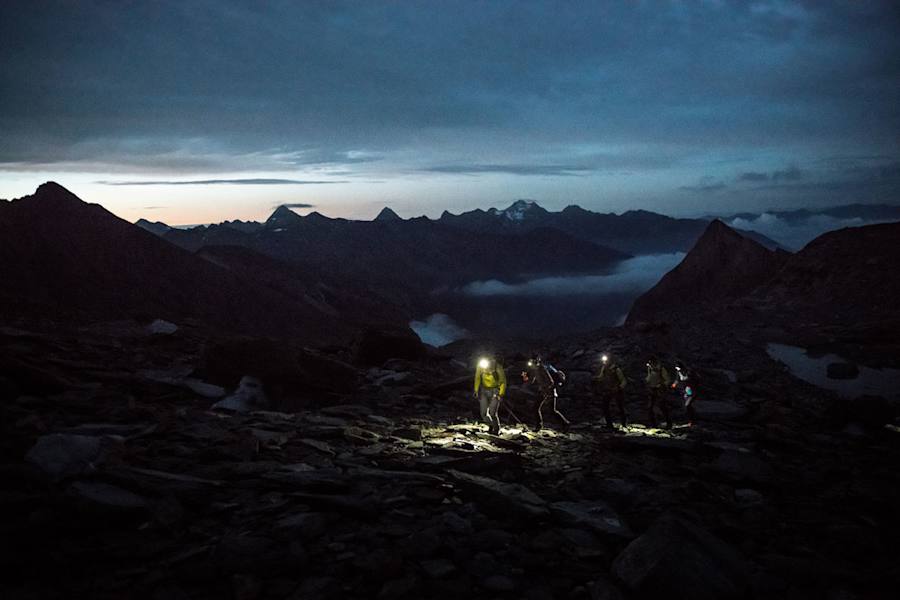 Früh morgens im Schein der Stirnlampen machen sich die Teilnehmer auf dem Weg zu ihrem ersten Gipfel