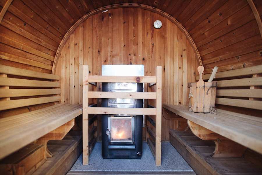 In der Faßsauna haben 6 Personen Platz