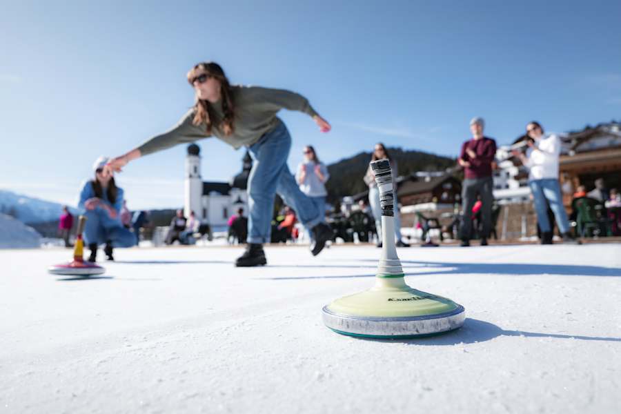 Eisstock schießen beim Olympiabad in Seefeld