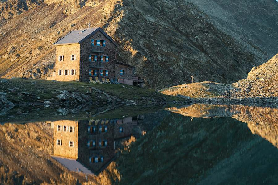 Die Flaggerschartenhütte in den Sarntaler Alpen in Südtirol (Italien)