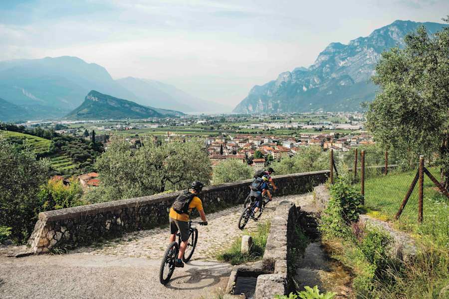 Rund um den Gardasee warten viele abwechslungsreiche Mountainbiketouren.
