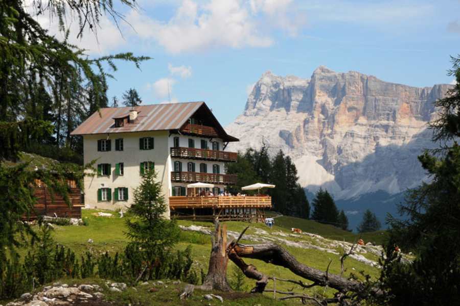 Die Gardenacia Hütte in den Dolomiten in Südtirol (Italien)