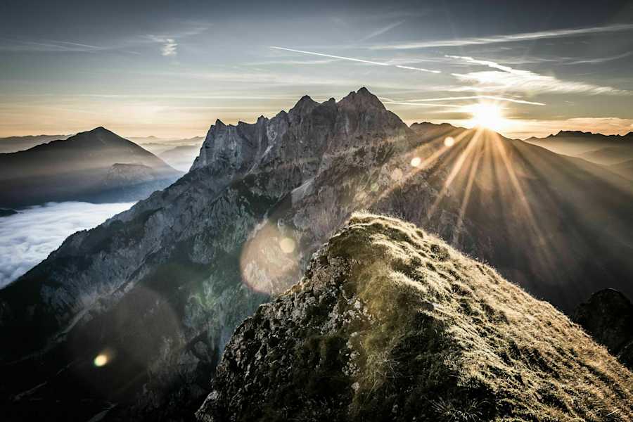 Sonnenaufgang: Totenköpfl-Ostgrat und der Reichenstein-Ostwand im Gesäuse
