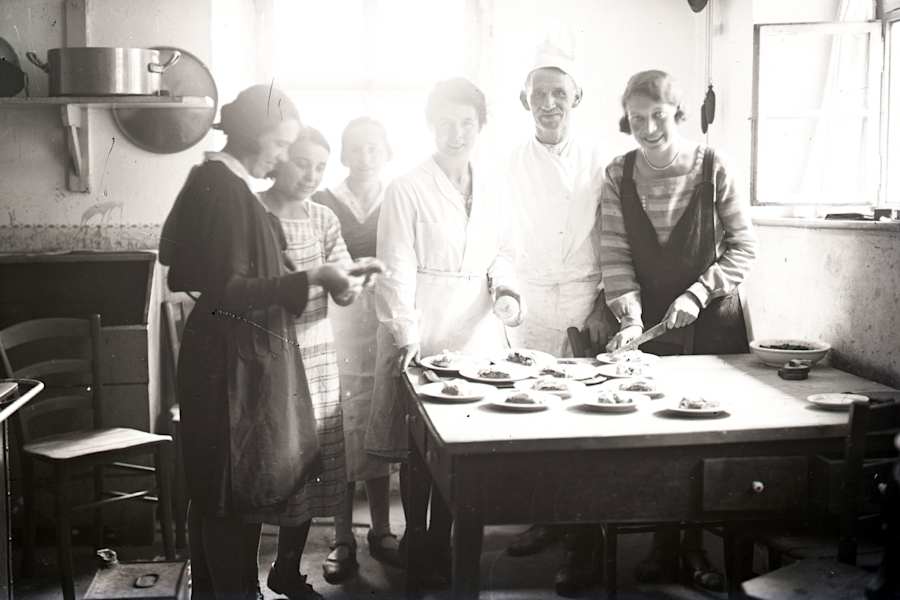 In der Küche der Göppinger Hütte am Arlberg in Vorarlberg