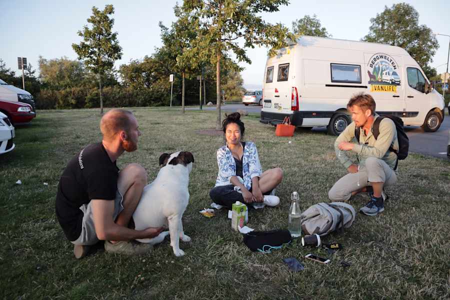 Laura und ihre Freunde lassen den Abend gemütlich ausklingen