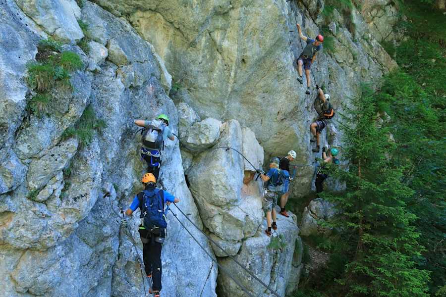Lerne die Grundlagen des Klettersteiggehens in der Praxis