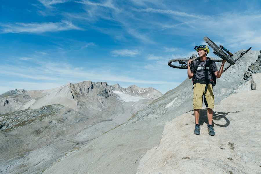 Nahe dem Grossglockner gibt es einige Berge die sich perfekt mit dem Bike befahren lassen, direkt vom 3.200m hohen Gipfel bis runter ins Tal. 1.700hm Abfahrt keine Seltenheit. Andi Gasser grinst trotz des achtstündigen Aufstiegs. 