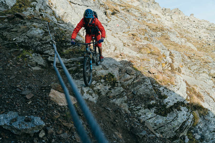 Teilweise seilversicherte Passagen in der Kreuzeckgruppe. Größtenteils fahrbar, jedoch sehr ausgesetzt. 