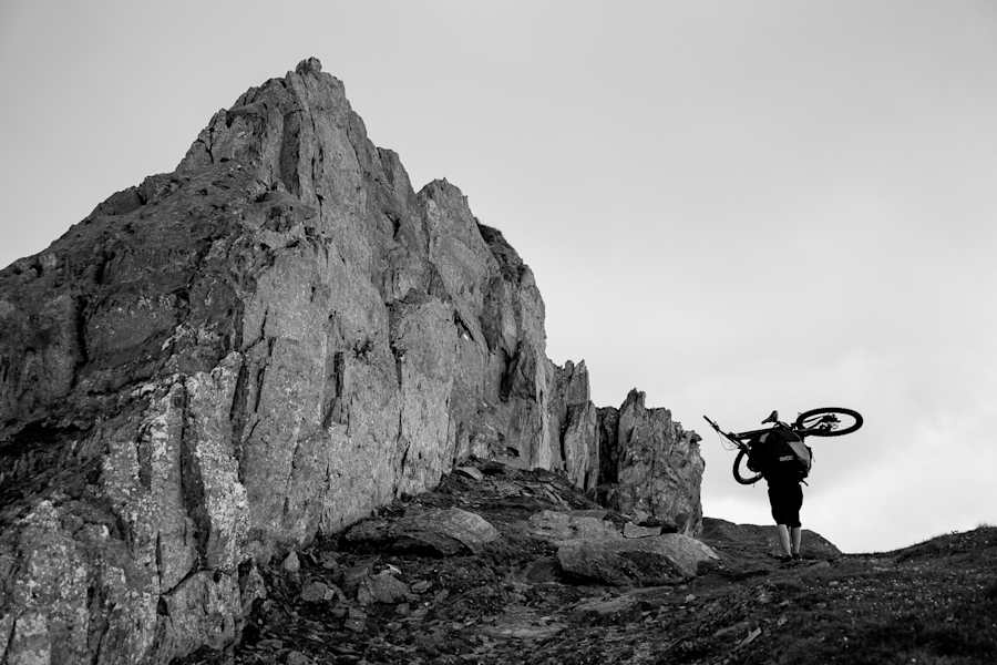 Auf solchen Touren ist es keine Seltenheit, das Bike einmal mehrere Stunden zu tragen – Anders gehts nicht.