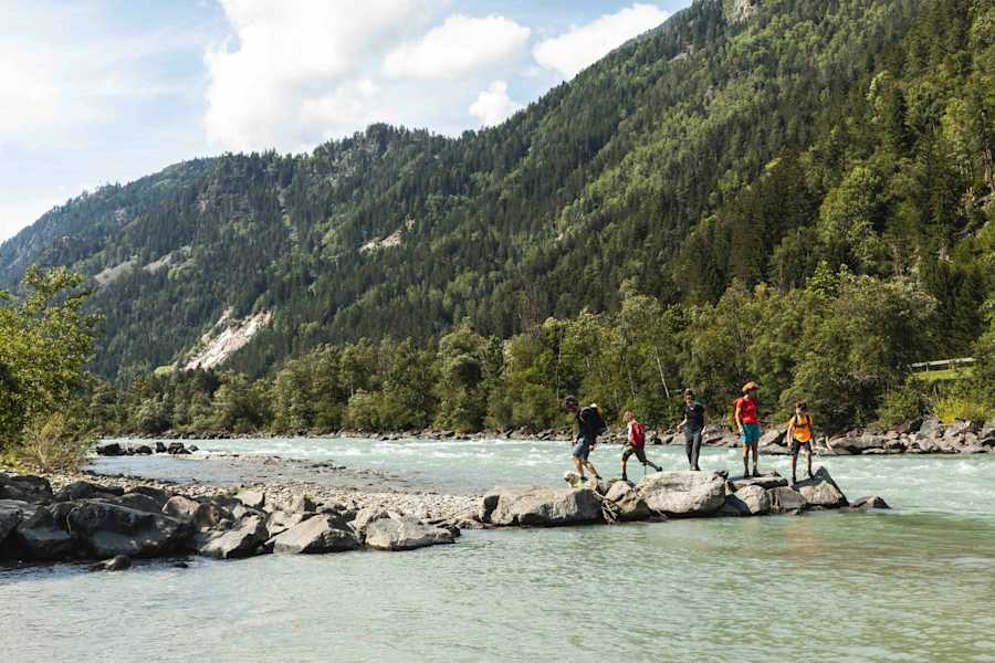 Am Lienzer Talboden ist die Isel breit und fließt eher gemächlich dahin.