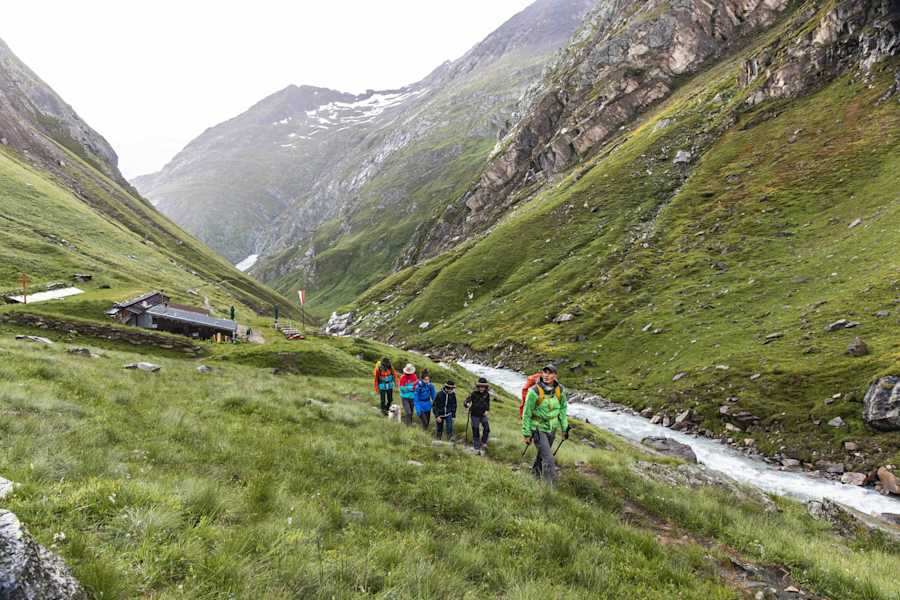Die letzte Etappe führt von der Clarahütte hinauf zur Gletscherzunge des Umbalkees.