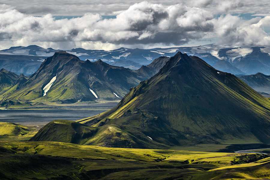 Blick auf den Berg Stórasula. Im Hintergrund der Gletscher des Vulkans Katja