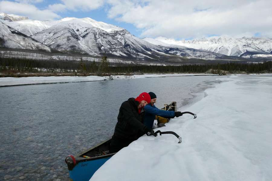 Ausstieg aus dem Kanu per Eisanker